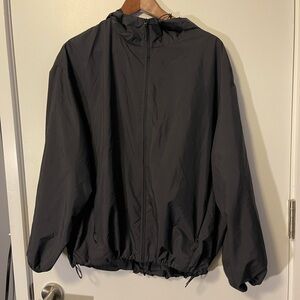 Uniqlo water repellent hooded windbreaker.